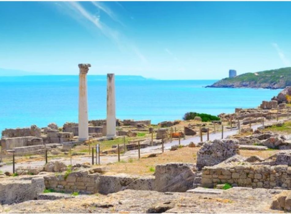 immagine di Tharros, le rovine della città con dietro il mare