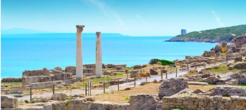 immagine di Tharros, le rovine della città con dietro il mare